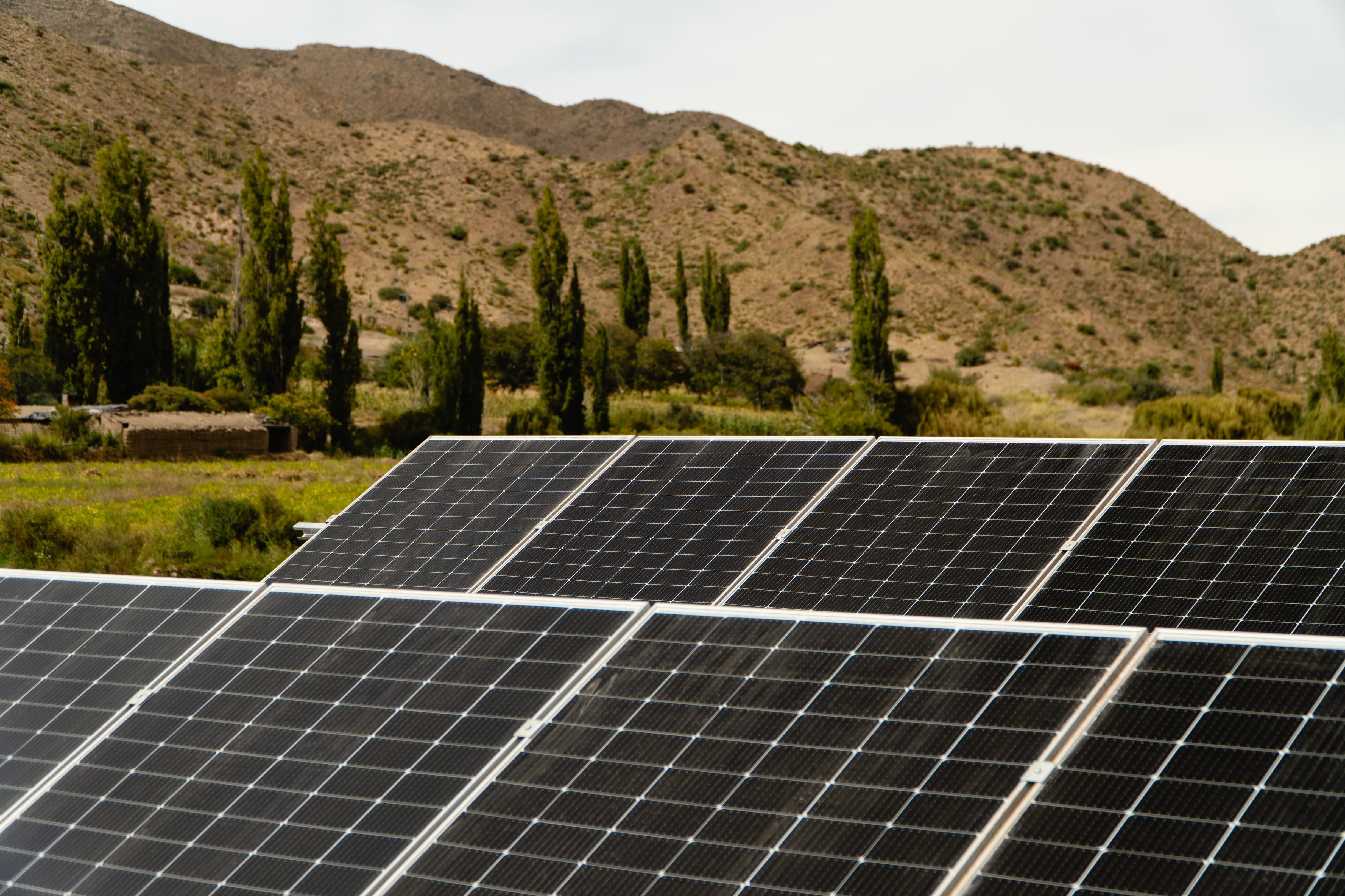 Miembros del equipo trabajando en instalación solar